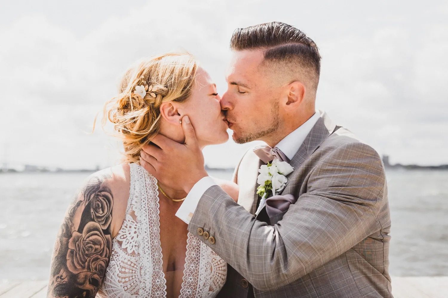 Lässiges Brautpaar beim Fotoshooting am Strand von Zingst mit Meerblick. Hochzeit im Kurhaus Zingst.