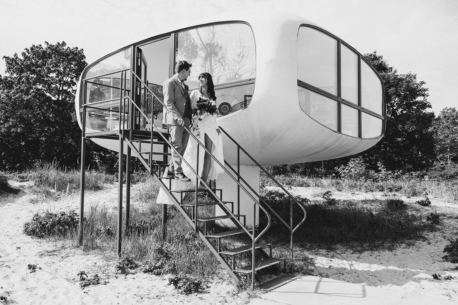 Brautpaar beim Fotoshooting am Müther Turm in Binz. Hochzeit im Müther Turm Binz.