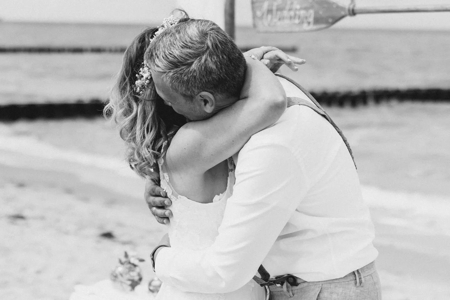 Umarmung vom Hochzeitspaar nach dem JA-Wort am Strand von Ahrenshoop.