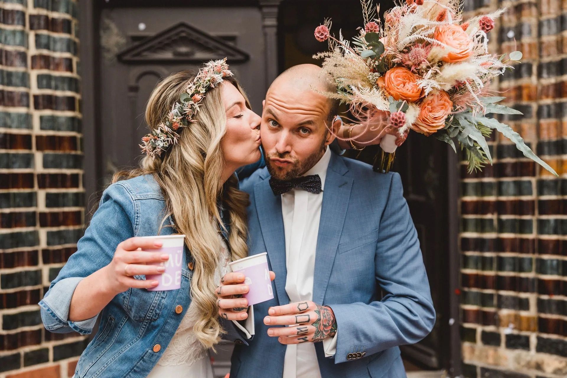 Brautpaar beim Sektempfang nach der Trauung im Standesamt Rostock.