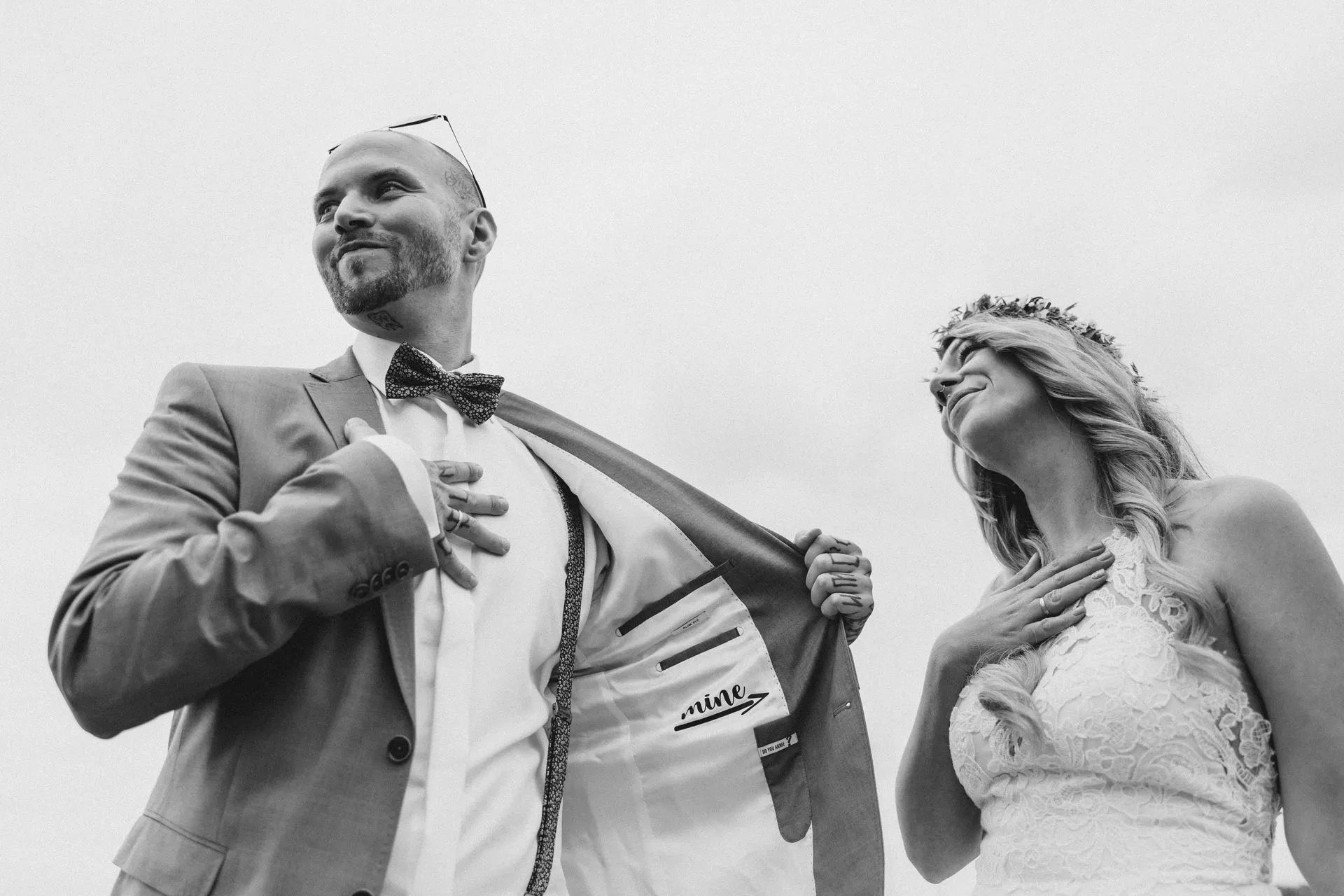 Brautpaarfotos am Stadthafen Rostock. Der Bräutigam hat in sein Jackett die Worte