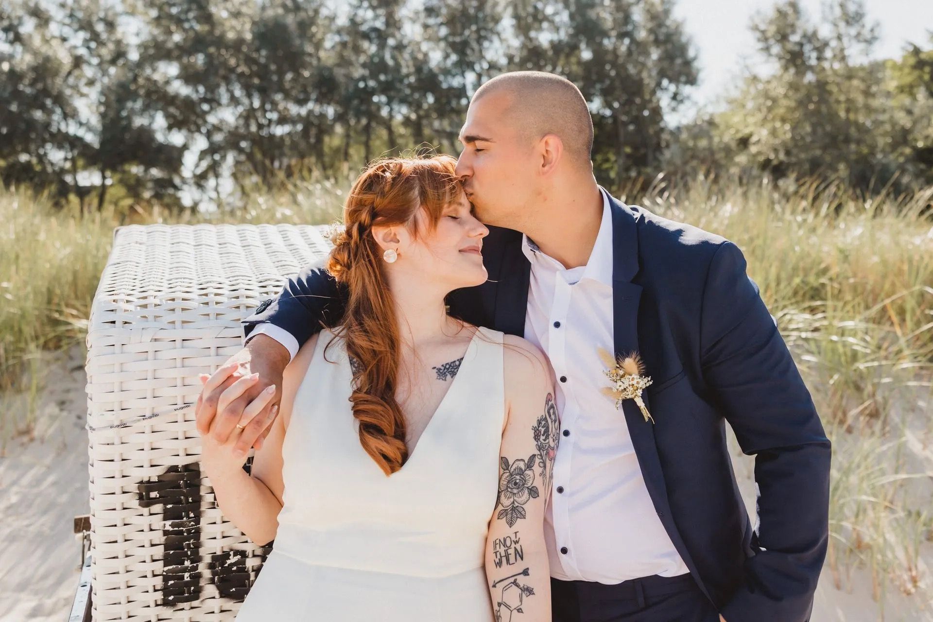 Brautpaar mit Tattoos beim Fotoshooting am Strand von Kühlungsborn.