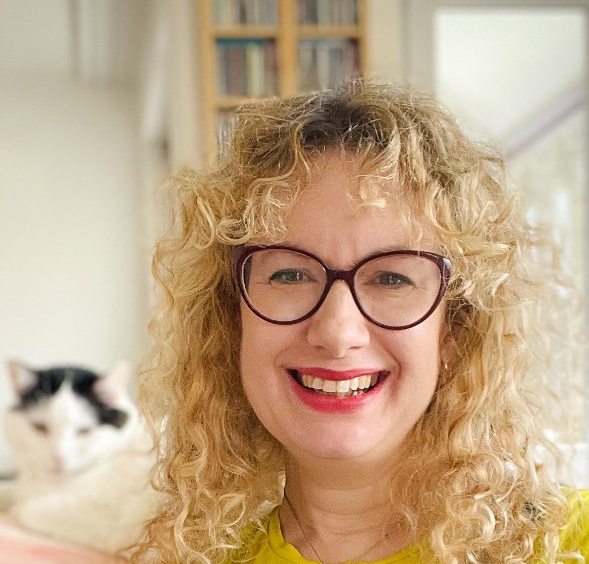 Foto von Charlotte Stone aka stoneknits. sie ist bekannt für ihre farbenfrohen witzigen Sockendesigns.