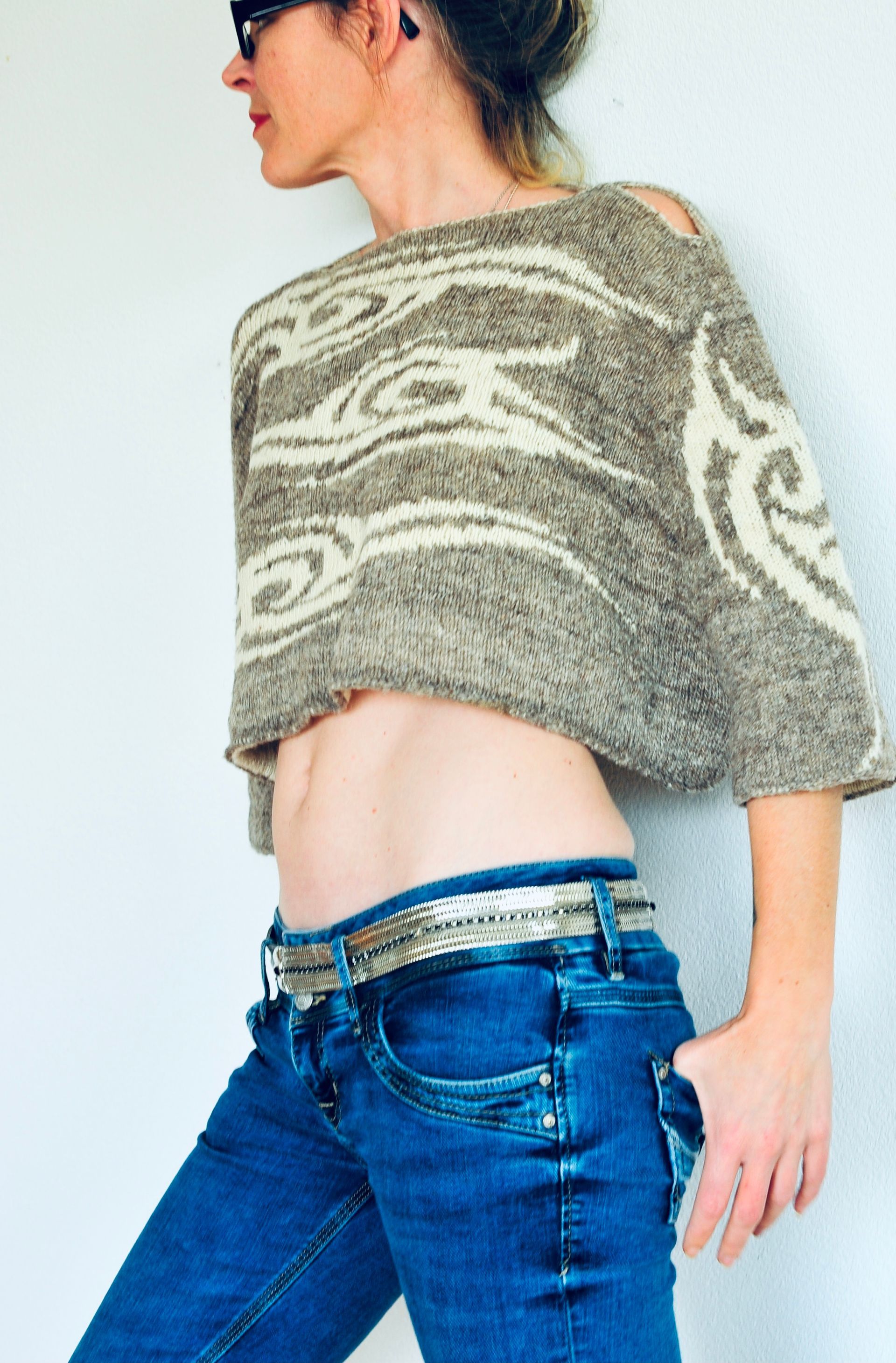 Meret Buetzberger von Butzeria in einem ihrer Pullover Designs