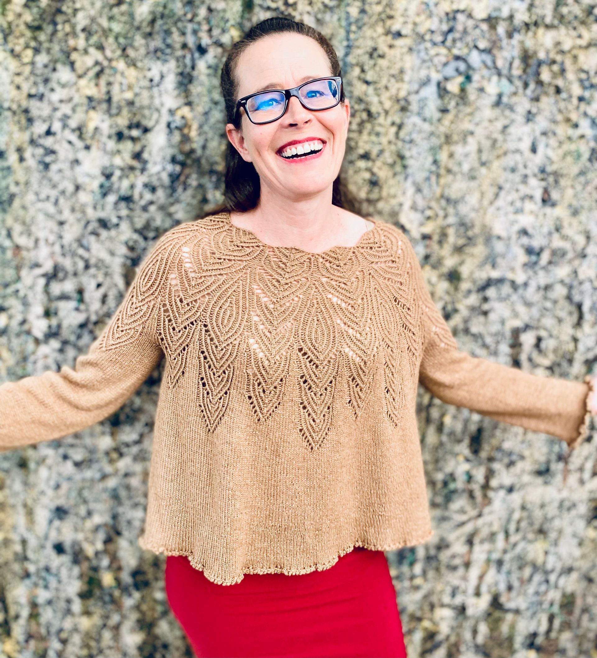 Meret Buetzberger von Butzeria in einem Lochmusterpulli