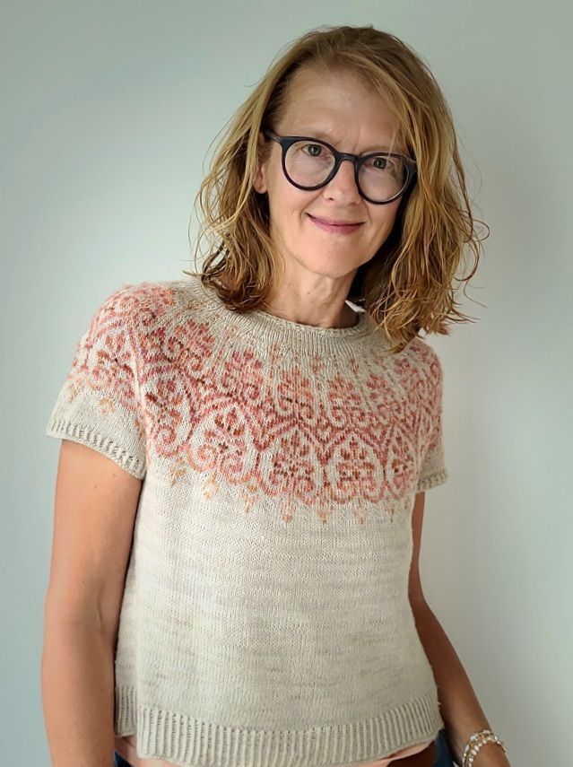 Elenor Mortensen in einem ihrer Strickdesigns