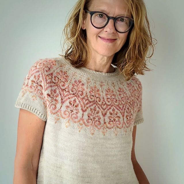 Strickdesignerin Elenor Mortensen in einem ihrer Pullis