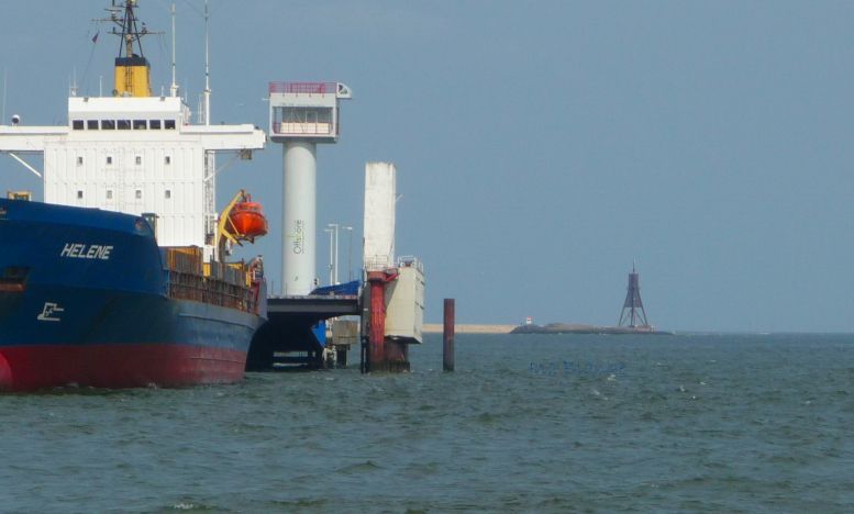 Blick auf die Kugelbake in Cuxhaven © Ina Blanke Schiff und Seezeichen in Cuxhaven © Ina Blanke