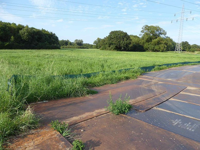 Wanderbarriere im Grünland an ungesicherter Baustellen-Zufahrt.