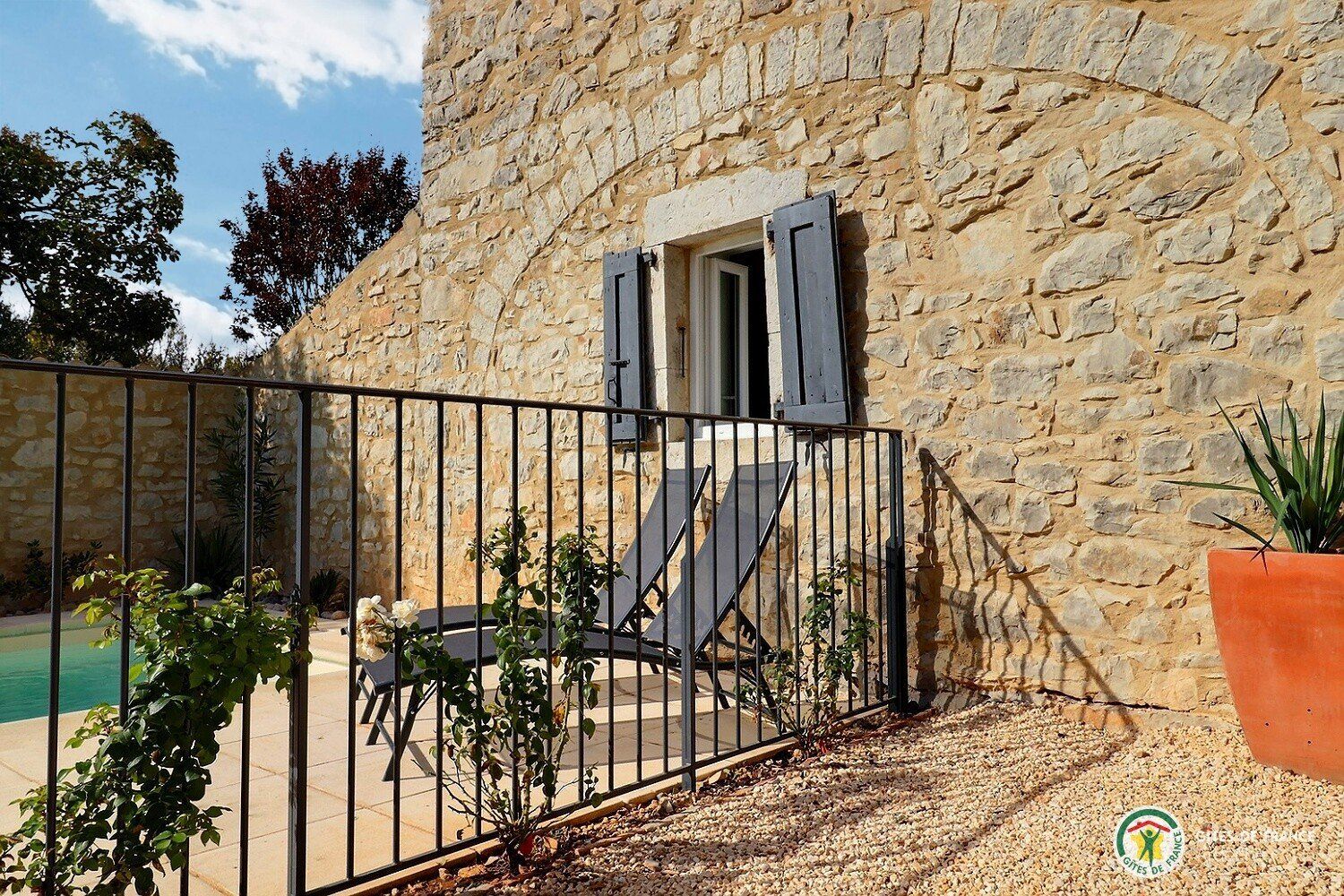 Gîte en Ardèche avec piscine, transats, terrasses