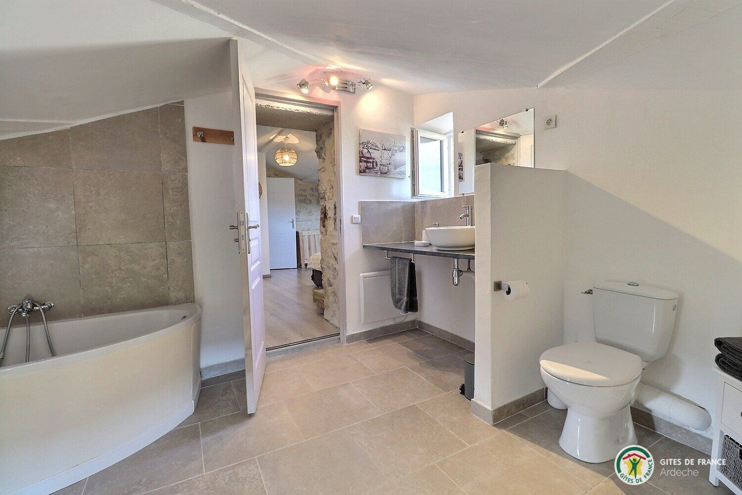 Gîte Ardèche - 2e salle de bain - baignoire