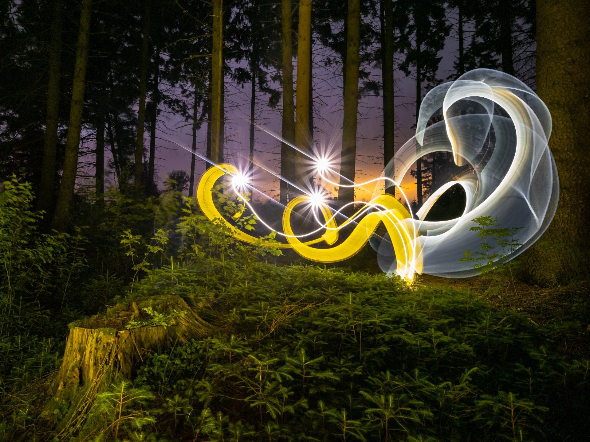Aufmacherbild eines Lightpainting-Fotografie-Workshops: Kreative Langzeitbelichtung, Lichtmalerei und praktische Anleitung für Einsteiger und Fortgeschrittene.