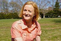 Eine Frau mitten im Leben sollte immer lächeln lächelnde Frau in der Natur