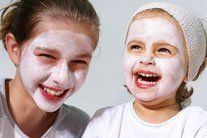 Schon die Kleinen haben Spaß an gesunder Pflege Kinder mit Sonnencreme, Kinder lachen