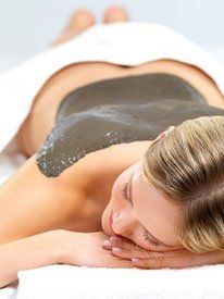 Fango oder Wärmepads entspannen die Muskeln im Vorfeld Rückenmassage mit Fango