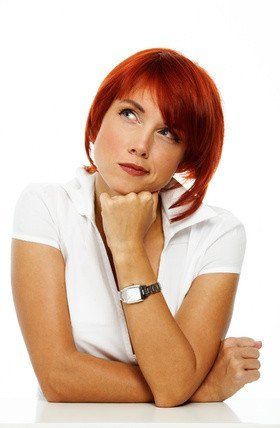 Problemhaut oder falsche Pflege Junge Frau überlegt über Haut