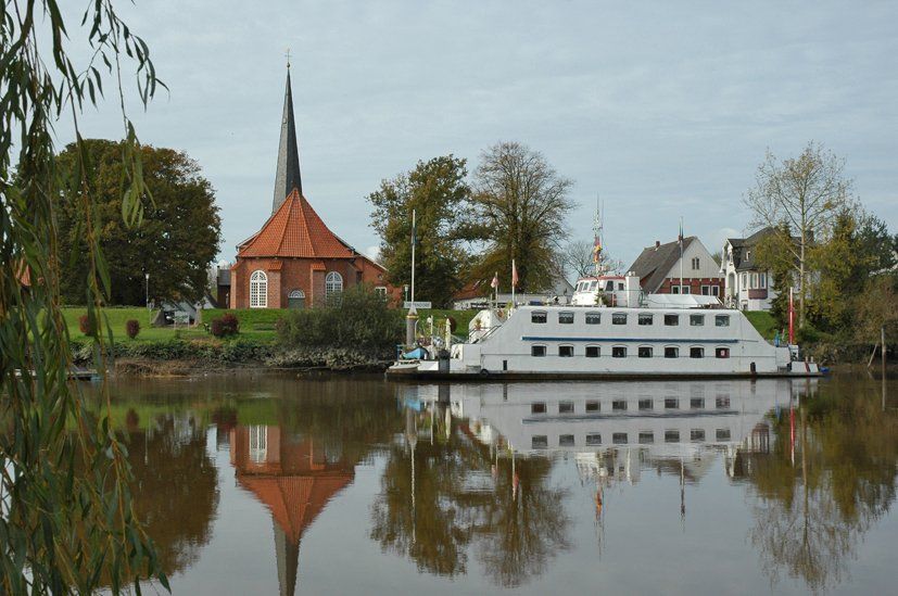 Elbe, Niederelbe, Unterelbe, Oberndorf, Oste, Fluss, Mocambo, Flusschiffahrt, Fähranleger, Sportboothafen,, Ebbe, Flut, Deichbau