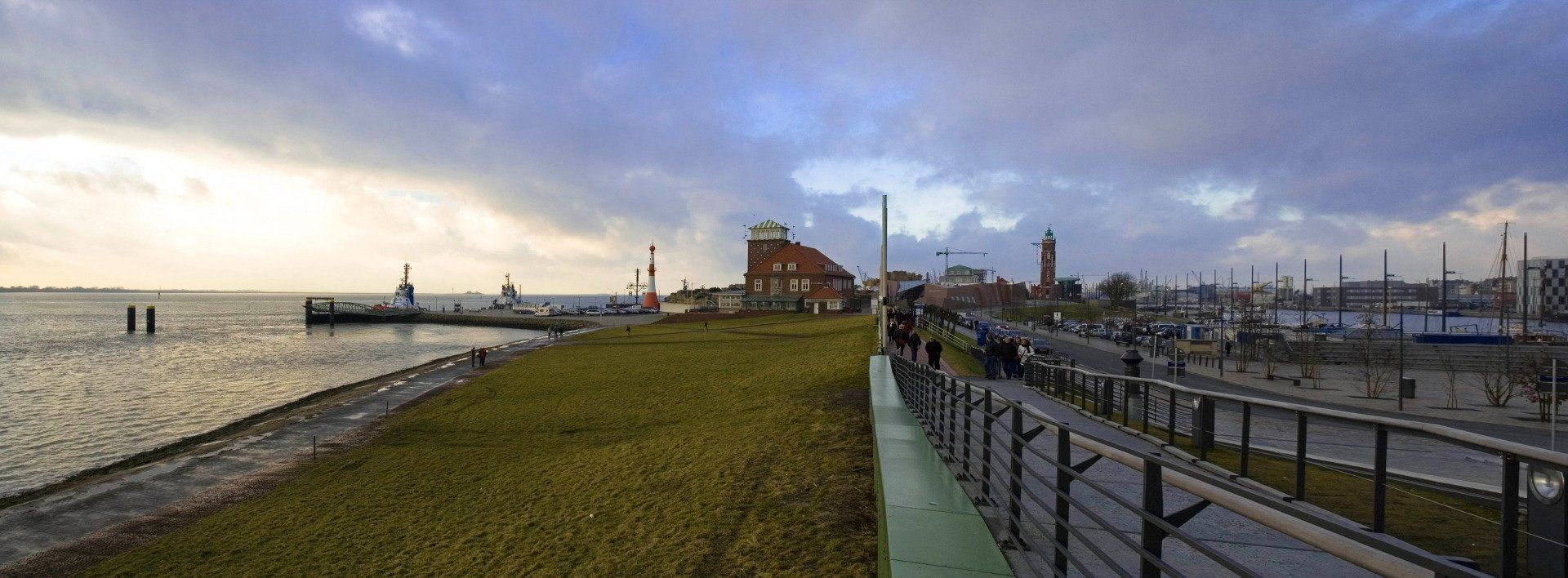 Seestadt Bremerhaven, Maritim, Leuchtturm, Deich, Promenade, Wasser