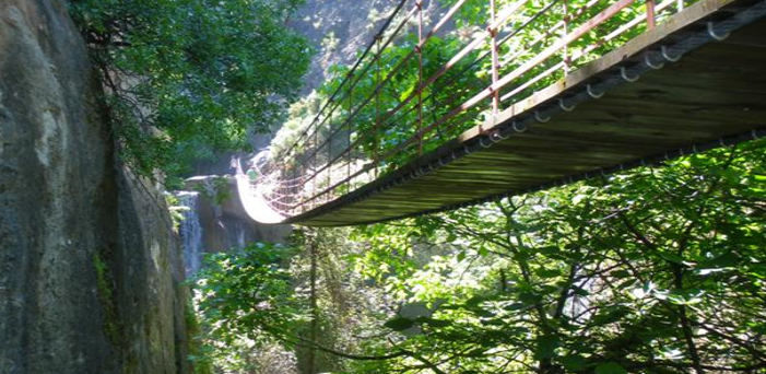 The province of Granada offers a wide range of stunning landscapes: Granada lays at the feet of Sierra Nevada, famous for its prestigious Ski station and trekking itineraries such as Los Cahorros, Monachil. On the other side, it takes less than one hour to reach the Tropical Coast, where you can combine visits to the characteristic Andalusian white villages and shingle beaches of Salobreña or Almuñecar.