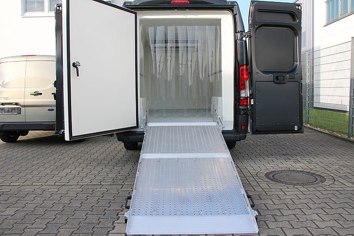 Tiefkühler - Kühlfahrzeug mit Laderampe