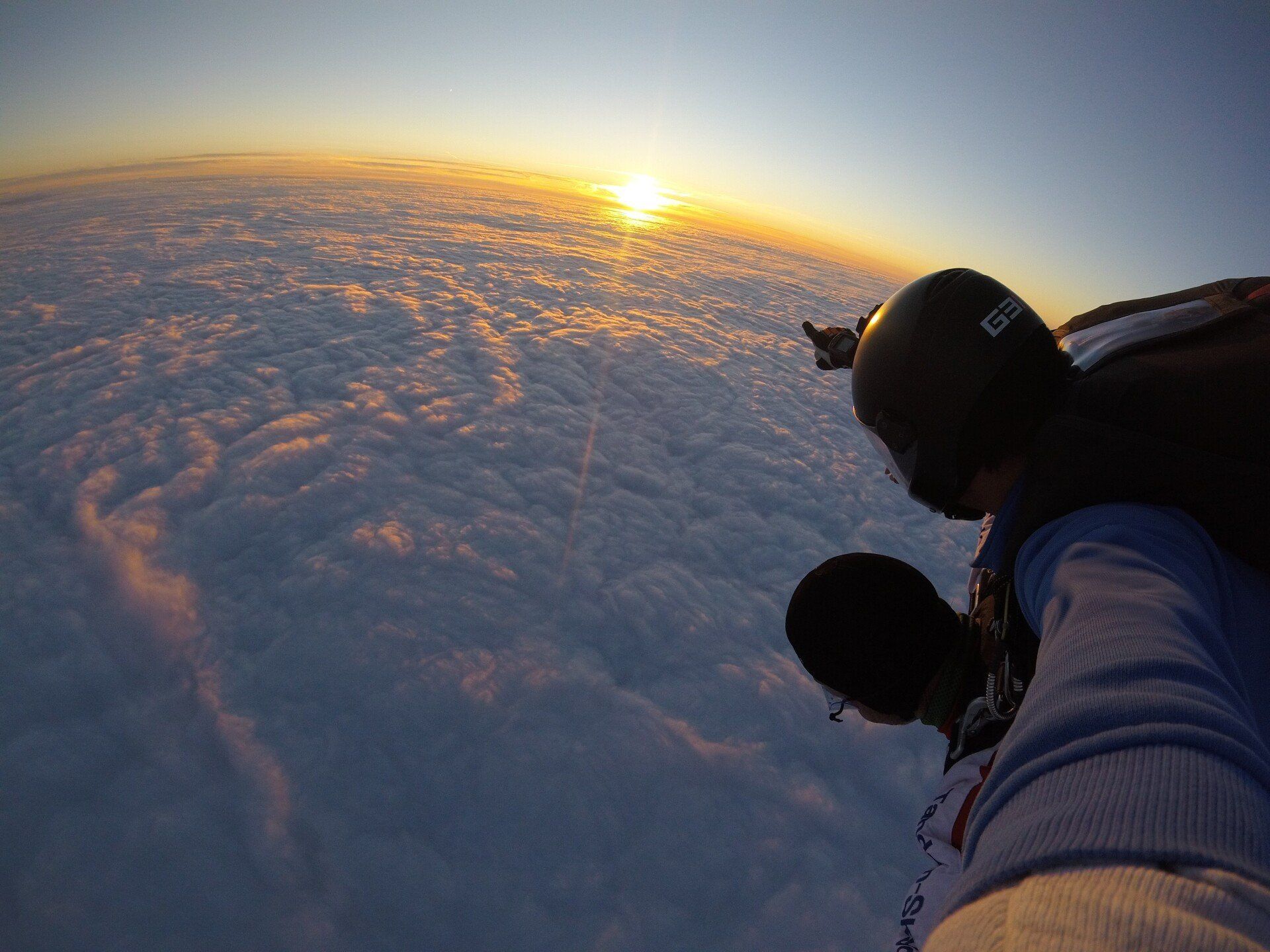 Fallschirmspringen freier Fall über den Wolken