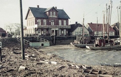 Alte Fotografie von Hafen Neuharlingersiel nach der Sturmflut 1962