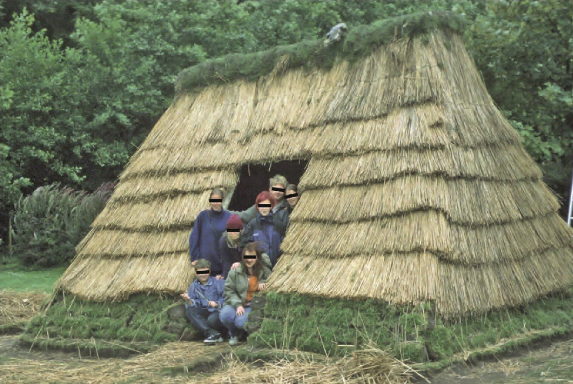 Abb. 3: Rekonstruktion der Hütte im Rahmen des Expo-Projektes am NIGE 2000 (Foto: A. Heinze).