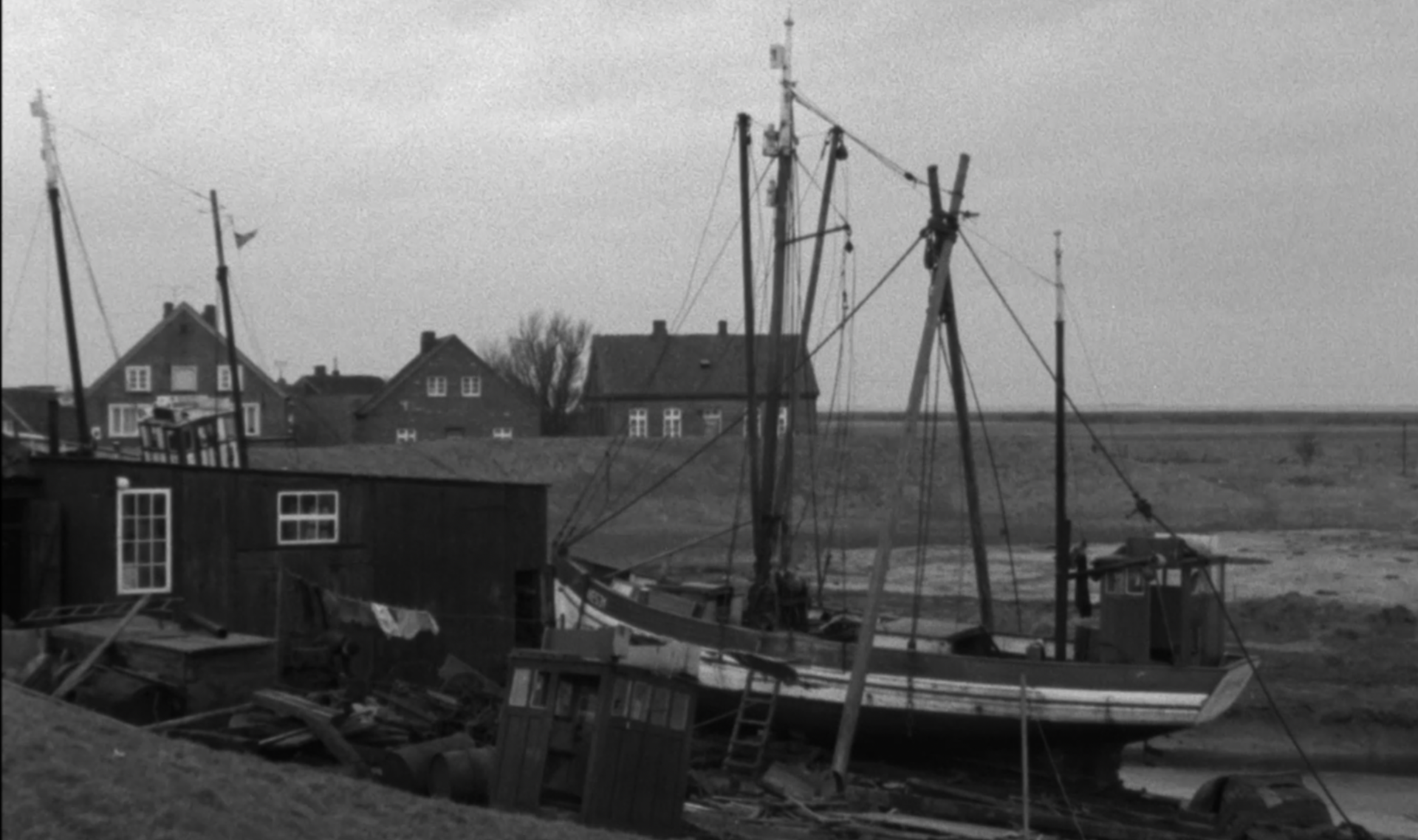 Filmstill Am Siel Peter Nestler Deutsche Kinemathek Schwarzweiß, der alte Hafen in Dornumersiel