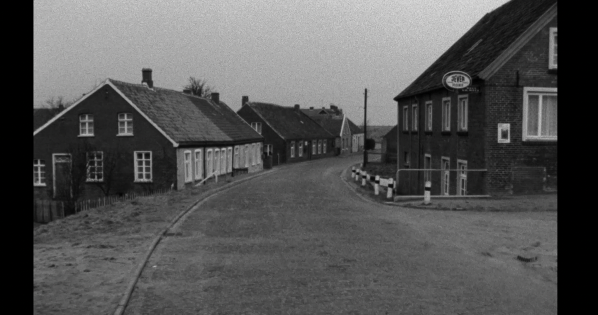 Filmstill Am Siel Peter Nestler Deutsche Kinemathek Schwarzweiß, die Kapitänsstraße in Dornumersiel