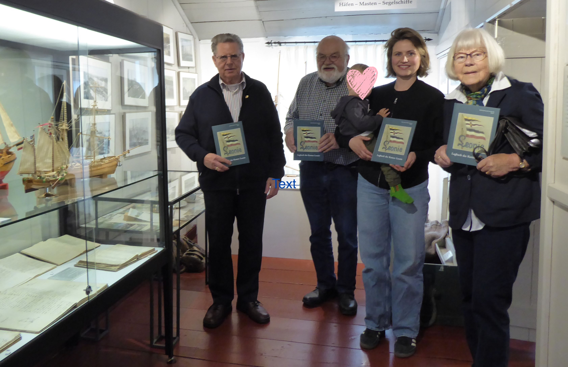 Gruppenbild zur Buchvorstellung 'Das Logbuch der LEONIE' im Zwei-Siele-Museum mit Helga Wiechers