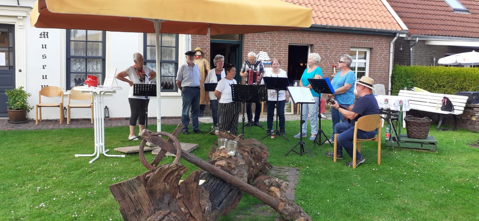 Singen vor dem Museum