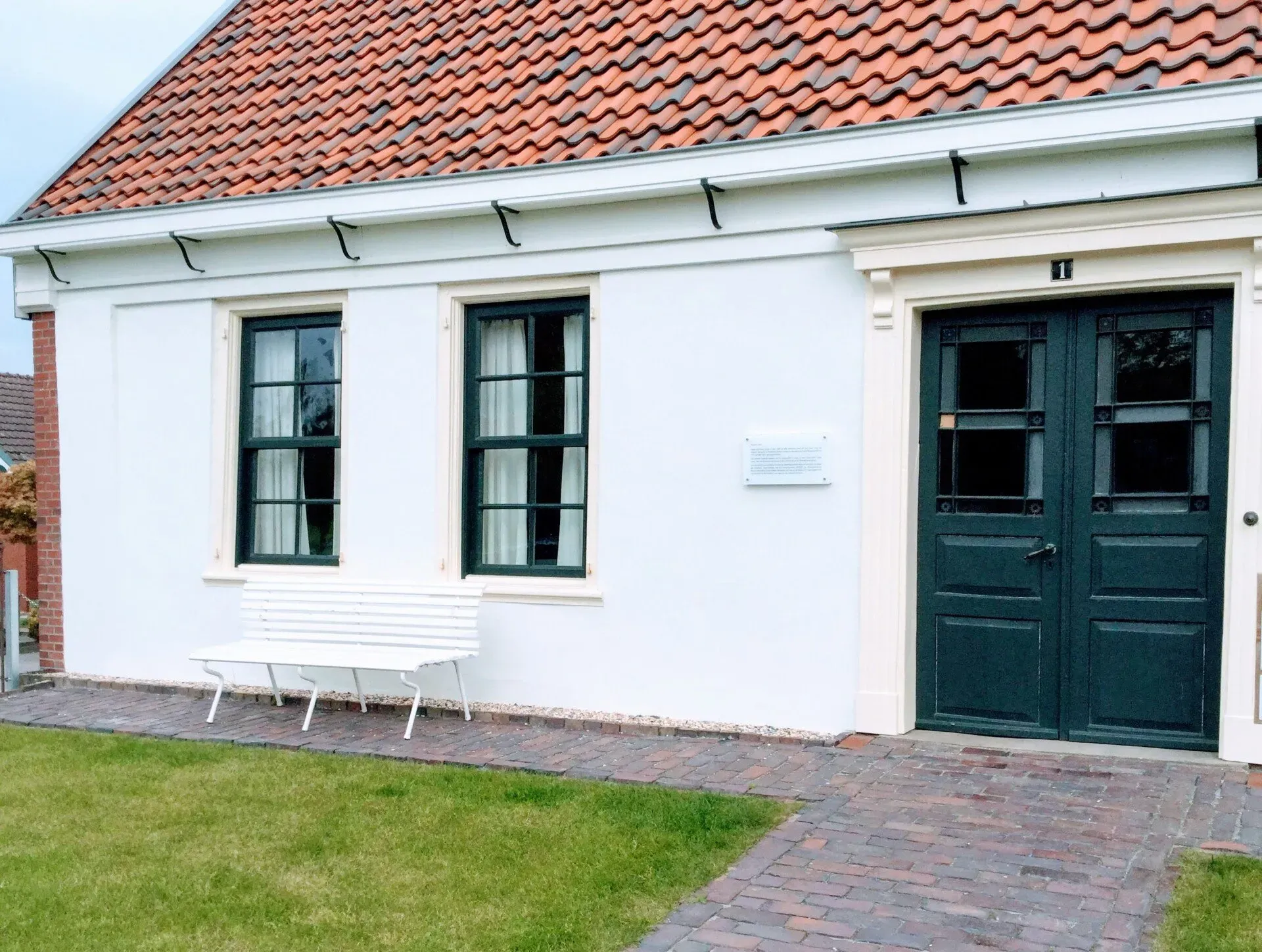 Außenansicht des Zwei-Siele-Museums in Dornumersiel Westeraccumersiel