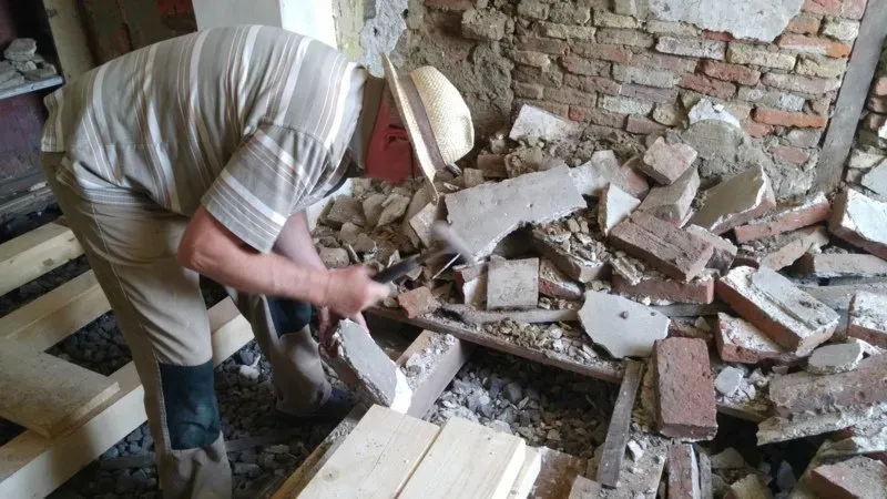 Friedhelm Koch als ehrenamtlicher Helfer bei der Restaurierung des Bodens im Wiechers-Huus