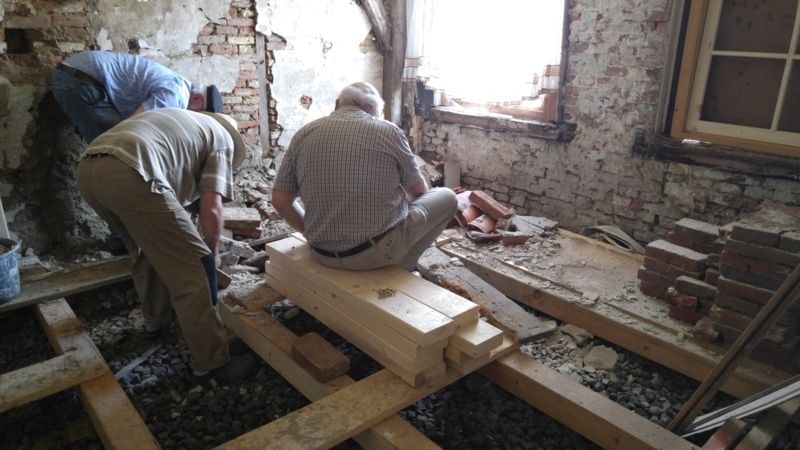 Grabungen unter dem Fußboden im historischen Kapitänshaus in Westeraccumersiel