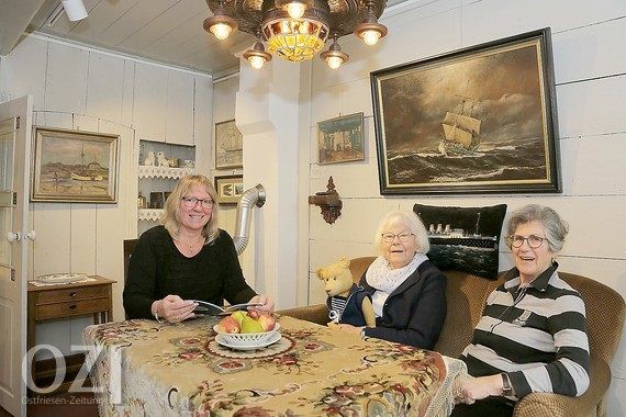 Claudia Koch, Gundula Behrends und Helga Wiechers in der Kapitänsstube des Zwei-Siele-Museums