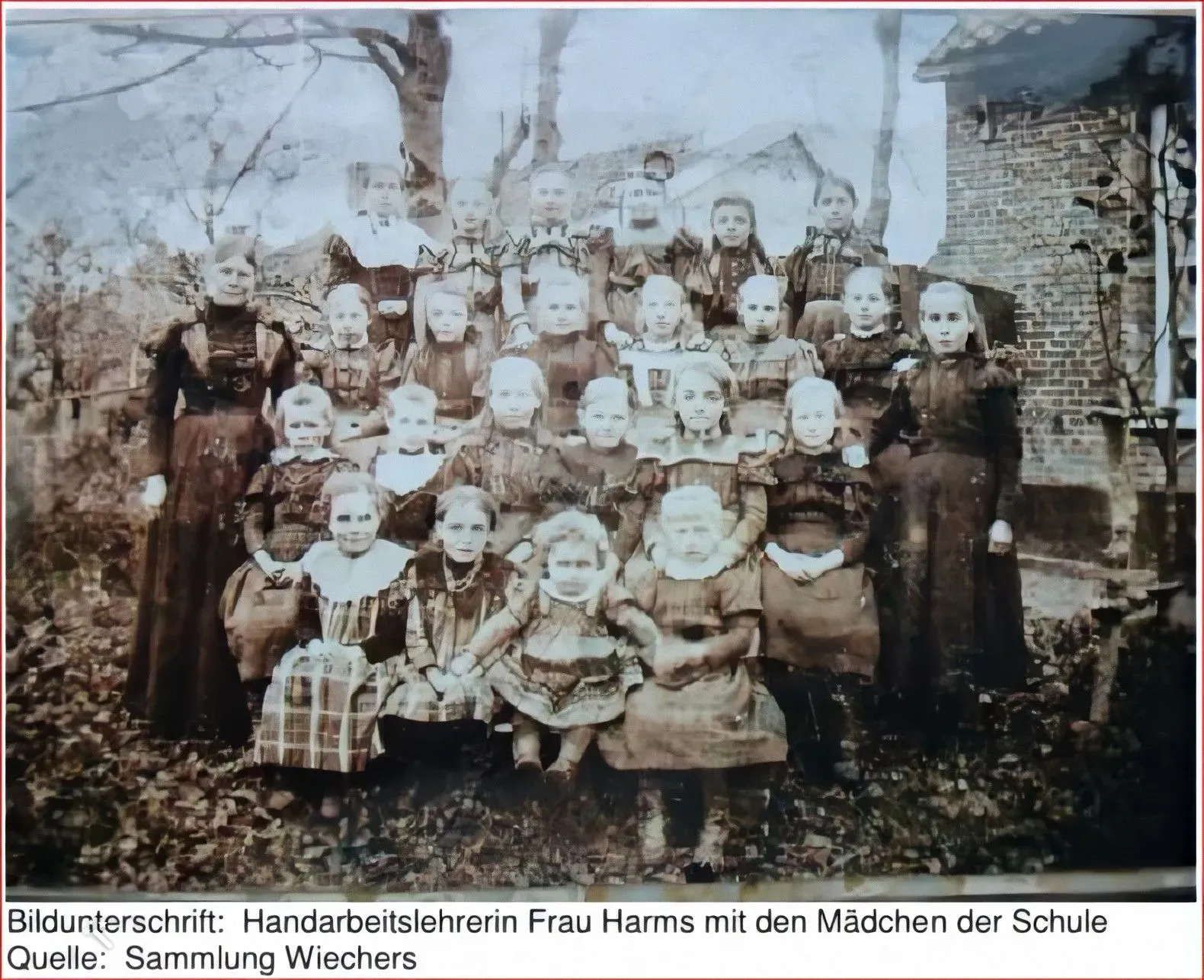 Die alte Schule in Westeraccumersiel. davor die Handarbeitslehrerin Frau Harms mit ihren Schülerinnen und Schülern