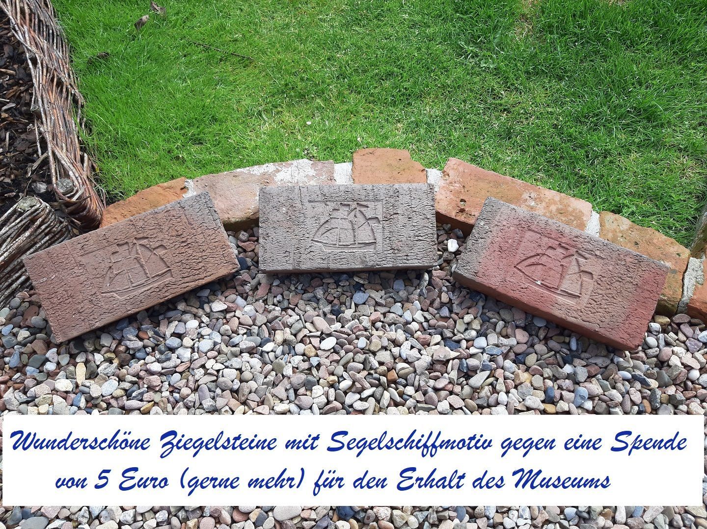 Ziegelsteine mit Segelschiffmotiv