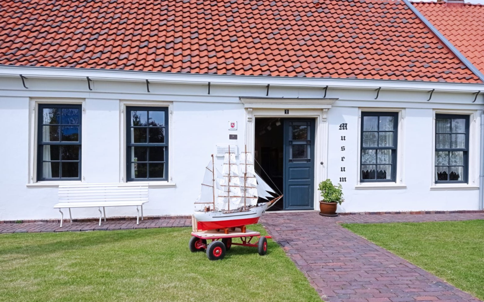 Außenansicht des Zwei-Siele-Museums im historischen Wiechers-Huus von 1696 in Westeraccumersiel