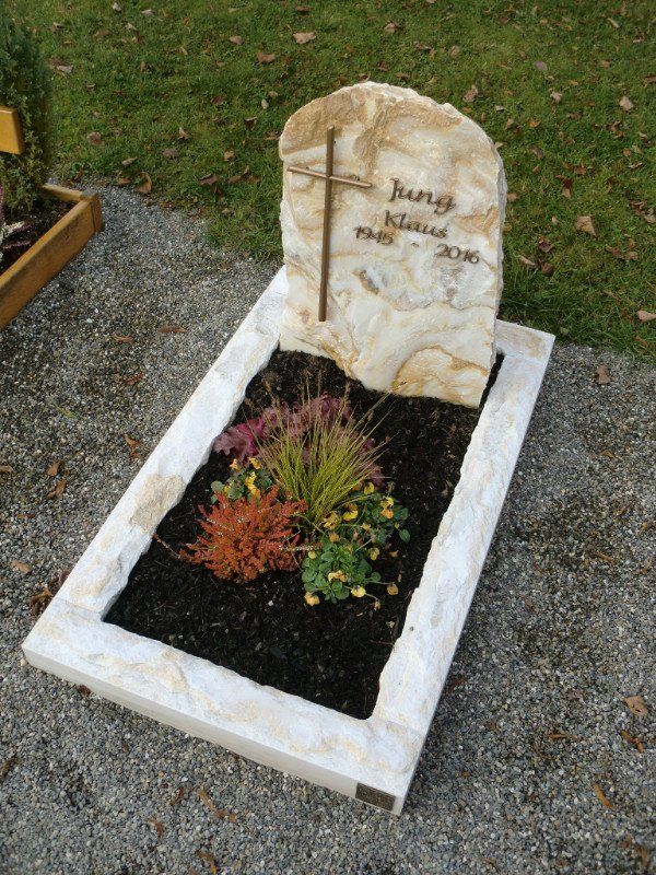 Felsen beige mit Bronzekreuz