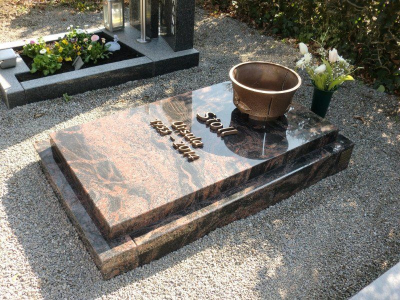 Abdeckplatte mit Bronzschrift und Schale