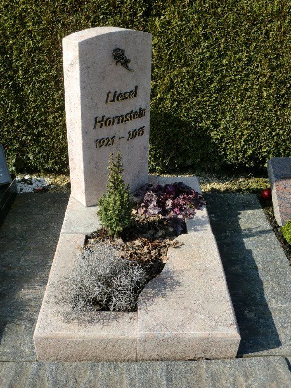 Grabmal geflammt und gebürstet mit Bronzescrift u.- Rose