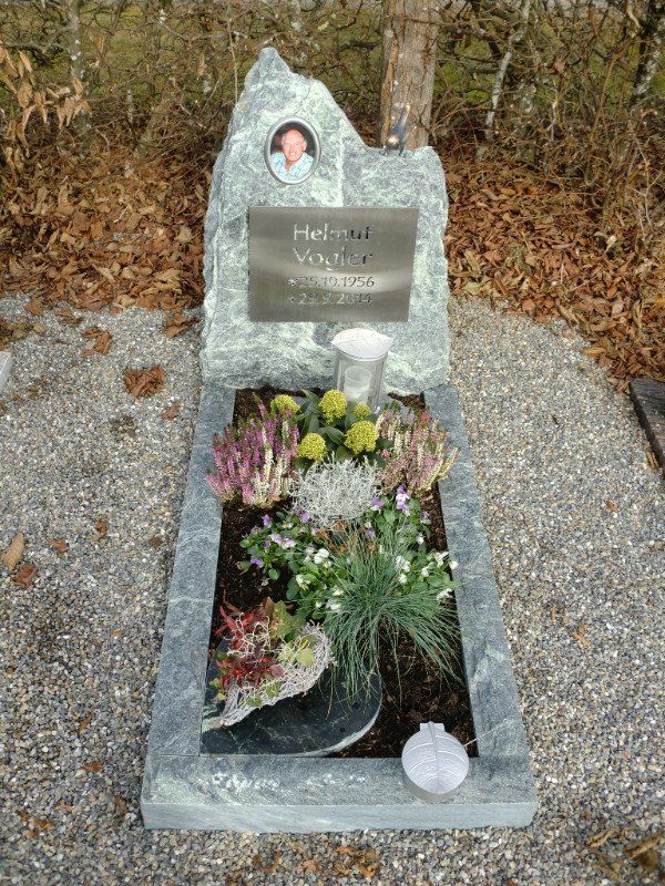 Felsen mit Foto und Edelstahltafel