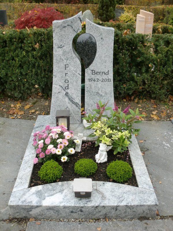 Grabstein zweigeteilt