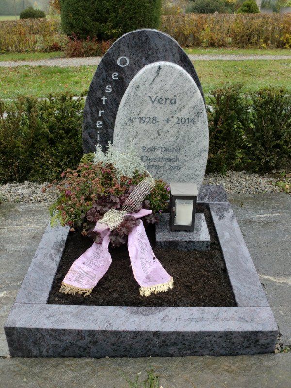 Grabmal aus verschiedenen 2 Materialien