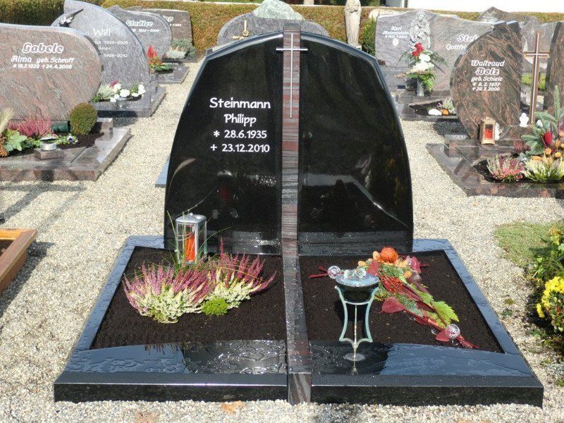 Grabmal mit farbigem Mittelstreifen und Edelstalkreuz