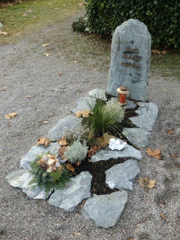 Urnenstein mit Felseneinfassung