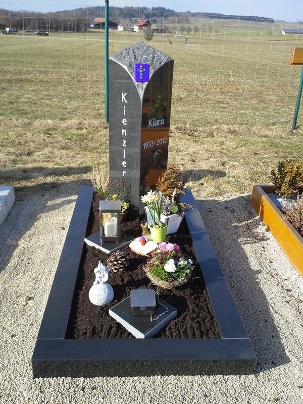 Stele mit Glasornament