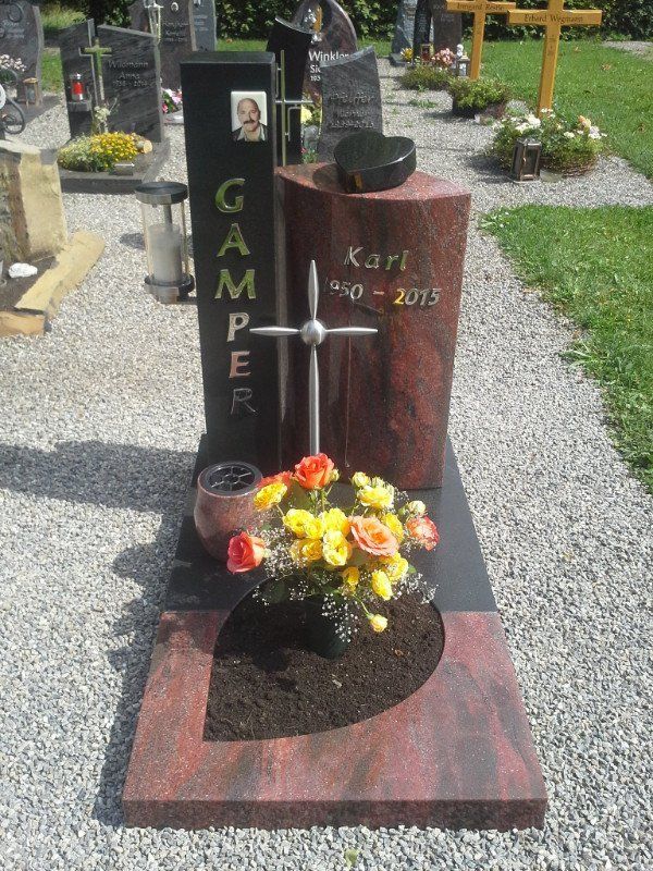 Stelen in unterschiedlicher Form und Farbe