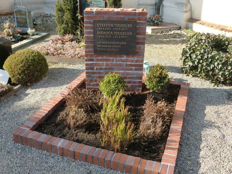Klinkergrabstein mit Bronzetafel