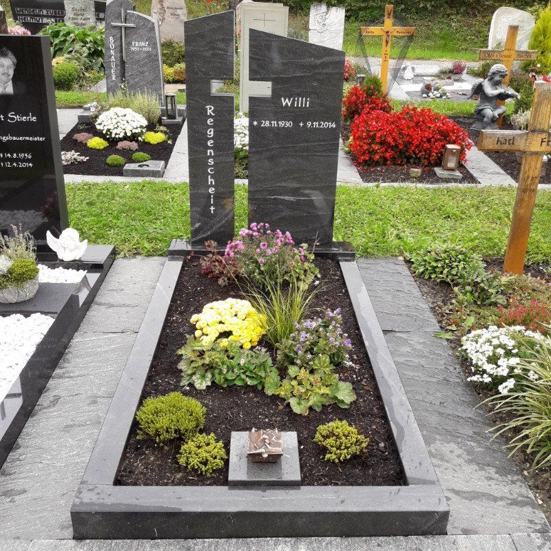 Granitstelen, die zusammen ein Kreuz ergeben